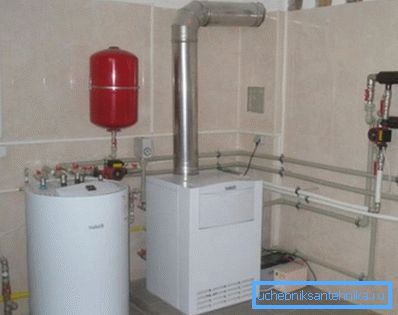 Foto de una sala de calderas en una casa particular. Foto de una sala de calderas en una casa particular.