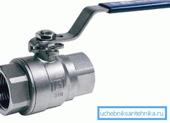 Foto de la grúa montada sobre el radiador de calefacción. Foto de la grúa montada sobre el radiador de calefacción.