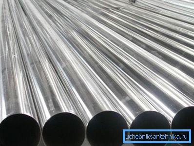 Fotos de tuberías metálicas para sistemas de calefacción. Fotos de tuberías metálicas para sistemas de calefacción.
