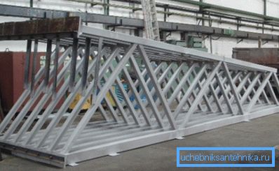 Fotos de estructuras metálicas del tubo de perfil. Fotos de estructuras metálicas del tubo de perfil.