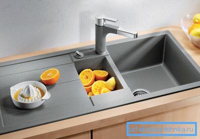 Foto: fregadero - un elemento necesario de la cocina. Foto: fregadero - un elemento necesario de la cocina.