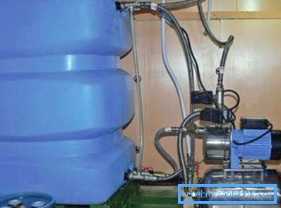 Foto de la estación de bombeo con capacidad de almacenamiento de la bomba. Foto de la estación de bombeo con capacidad de almacenamiento de la bomba.