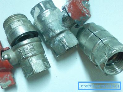 La foto permite evaluar la fuerza de las conchas de silumin. La foto permite evaluar la fuerza de las conchas de silumin.