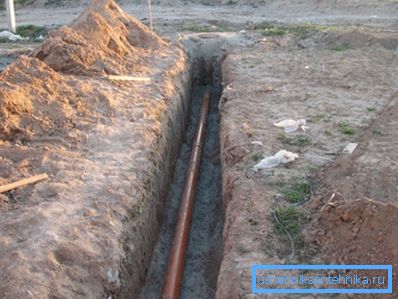 Foto de la tubería de alcantarillado correctamente colocada. Foto de la tubería de alcantarillado correctamente colocada.