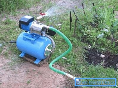 Foto de una estación de agua en funcionamiento. Foto de una estación de agua en funcionamiento.
