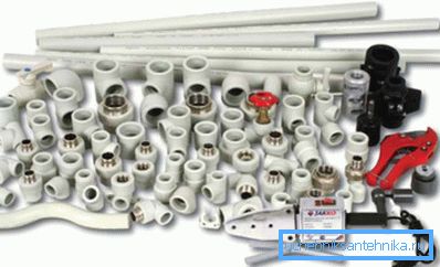 Fotos de una variedad de accesorios de plástico. Fotos de una variedad de accesorios de plástico.