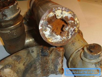 Foto de una tubería de suministro de agua de la ciudad vieja desmontada Foto de una tubería de suministro de agua de la ciudad vieja desmontada