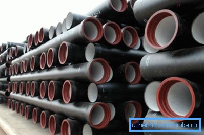 Fotos de tuberías de hierro fundido apiladas diseñadas para la construcción de tuberías de alcantarillado.