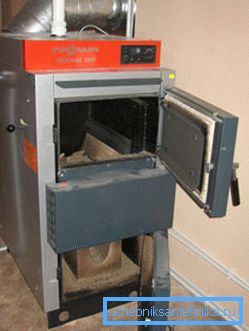 Foto de una estufa moderna de combustible sólido. Foto de una estufa moderna de combustible sólido.