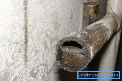 Foto del antiguo tubo de calefacción en la sección.