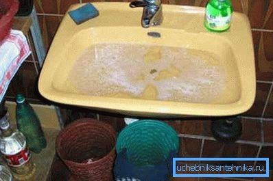 Fotos de agua que se ha convertido en el fregadero. Fotos de agua que se ha convertido en el fregadero.