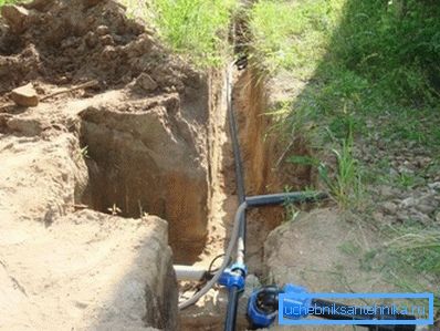 Fotos de tuberías tendidas en la zanja profunda. Fotos de tuberías tendidas en la zanja profunda.