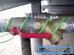 Foto del cable eléctrico instalado para calentar el suministro de agua. Foto del cable eléctrico instalado para calentar el suministro de agua.