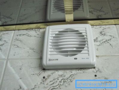 Foto del ventilador instalado en el baño. Foto del ventilador instalado en el baño.