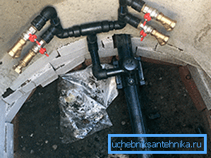 Foto de tubos de plástico incrustados en el suministro general de agua. Foto de tubos de plástico incrustados en el suministro general de agua.