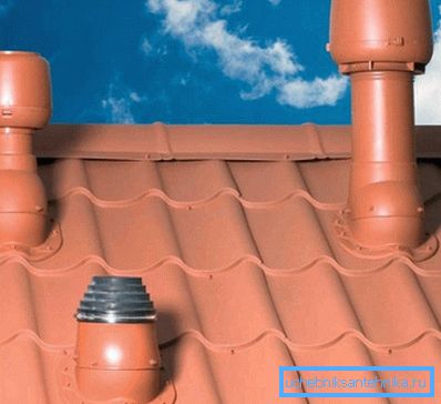 Foto sale de los tubos de ventilación en una casa de campo. Foto sale de los tubos de ventilación en una casa de campo.