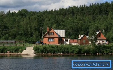 Foto de una casa de campo junto al río.