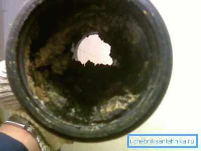 Foto de alcantarillado obstruido. Foto de alcantarillado obstruido.
