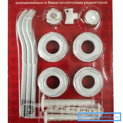 Foto del kit de fábrica para el montaje de un radiador de aluminio.