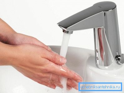 La fotocélula enciende el agua al acercar las manos al grifo. La fotocélula enciende el agua al acercar las manos al grifo.