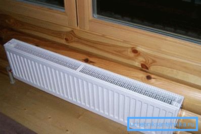 Foto de un intercambiador de calor bajo debajo de la ventana. Foto de un intercambiador de calor bajo debajo de la ventana.