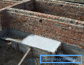 Los cimientos de la chimenea deben proporcionarse incluso al colocar la casa. Los cimientos de la chimenea deben proporcionarse incluso al colocar la casa.