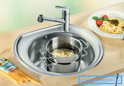 Fregadero funcional y práctico de acero inoxidable. Fregadero funcional y práctico de acero inoxidable.