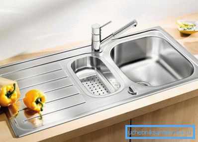 Lavado de superficie funcional con dos tazones y una superficie para flujo de agua. Lavado de superficie funcional con dos tazones y una superficie para flujo de agua.