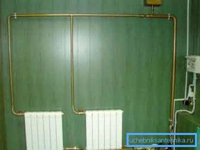 Sistema de calefacción en funcionamiento de una casa particular con flujo de fluido por gravedad. Sistema de calefacción en funcionamiento de una casa particular con flujo de fluido por gravedad.