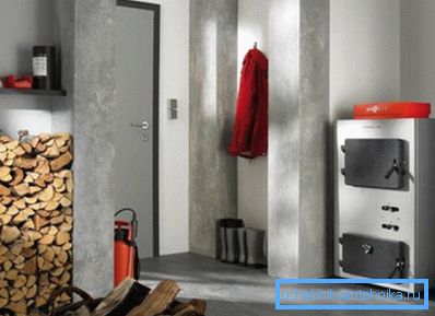 Las dimensiones del horno permiten que la caldera funcione hasta 8 horas sin cambiar el combustible Las dimensiones del horno permiten que la caldera funcione hasta 8 horas sin cambiar el combustible