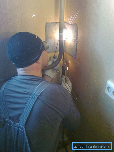La soldadura con gas es una forma confiable pero lenta de instalar radiadores La soldadura con gas es una forma confiable pero lenta de instalar radiadores