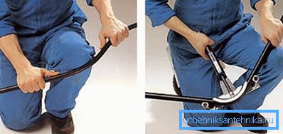 Doblado manual y utilizando un doblador de tubos (derecha). Doblado manual y utilizando un doblador de tubos (derecha).