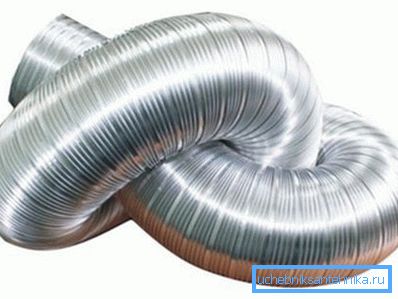 Tubo flexible de metal corrugado. La foto Tubo flexible de metal corrugado. La foto