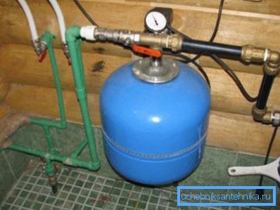 El hidroacumulador estabiliza la presión en el sistema de suministro de agua. El hidroacumulador estabiliza la presión en el sistema de suministro de agua.