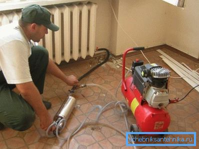 Los sistemas de calentamiento de agua se pueden hacer a mano, o puede recurrir a profesionales Los sistemas de calentamiento de agua se pueden hacer a mano, o puede recurrir a profesionales