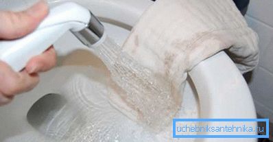 La ducha higiénica en el inodoro con una batidora ayuda a mantener la limpieza del inodoro La ducha higiénica en el inodoro con una batidora ayuda a mantener la limpieza del inodoro