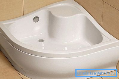 Plato de ducha de acrílico profundo con asiento y válvula de pie en la esquina del baño Plato de ducha de acrílico profundo con asiento y válvula de pie en la esquina del baño