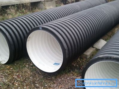 Los tubos corrugados en la foto se utilizan para proporcionar electricidad a las instalaciones industriales ubicadas en la distancia. Los tubos corrugados en la foto se utilizan para proporcionar electricidad a las instalaciones industriales ubicadas en la distancia.