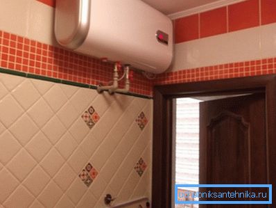 Depósito horizontal bajo el techo del baño. Depósito horizontal bajo el techo del baño.