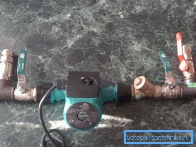El ensamblaje terminado con una bomba, filtro y válvulas. El ensamblaje terminado con una bomba, filtro y válvulas.