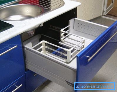 La organización competente del espacio debajo del fregadero aumenta la comodidad y la practicidad de usar la cocina.