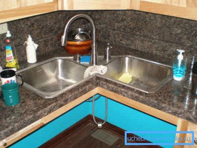 La ubicación correcta del fregadero en la cocina de la esquina le permite usar la esquina para guardar platos y otros accesorios La ubicación correcta del fregadero en la cocina de la esquina le permite usar la esquina para guardar platos y otros accesorios