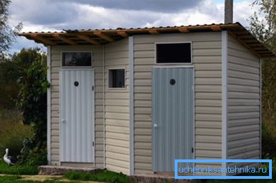 Cabina doble característica de un baño de campo.