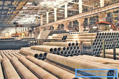Tubos de crisotilo de cemento en el almacén de productos terminados. Tubos de crisotilo de cemento en el almacén de productos terminados.