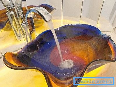 El juego de agua, vidrio y la luz que cae sobre ellos es simplemente increíble. El juego de agua, vidrio y la luz que cae sobre ellos es simplemente increíble.