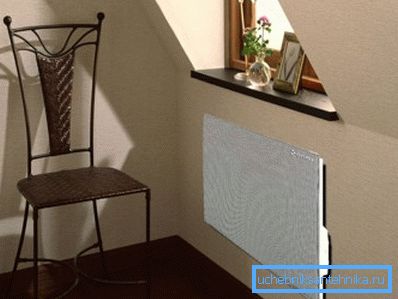El emisor doméstico de infrarrojos complementa orgánicamente el interior de cualquier habitación El emisor doméstico de infrarrojos complementa orgánicamente el interior de cualquier habitación