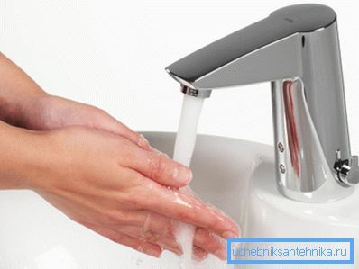 El sensor de infrarrojos abre el suministro de agua en el momento en que sus manos están cerca del grifo. El sensor de infrarrojos abre el suministro de agua en el momento en que sus manos están cerca del grifo.