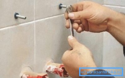 La instrucción supone el uso de un número mínimo de sujetadores para la instalación de un fregadero de polipropileno articulado. La instrucción supone el uso de un número mínimo de sujetadores para la instalación de un fregadero de polipropileno articulado.