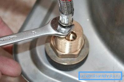 Herramienta - llave ajustable o abierta de espesor mínimo. Herramienta - llave ajustable o abierta de espesor mínimo.