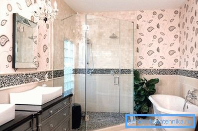 Baño interior con ducha y bañera en tu propia casa. Baño interior con ducha y bañera en tu propia casa.